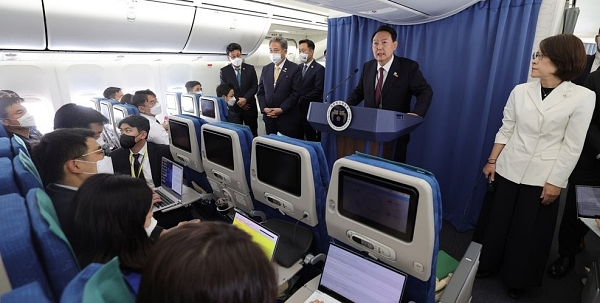 윤석열 대통령이 지난 6월 30일(현지시간) 북대서양조약기구(NATO·나토) 정상회의 참석을 마친 뒤 귀국길 공군 1호기에서 기자간담회를 하고 있다(사진=연합뉴스)