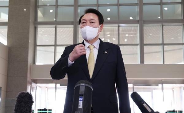 윤석열 대통령이 18일 오전 서울 용산 대통령실 청사로 출근, 기자들과 질의응답을 하고 있다 (사진=연합뉴스)