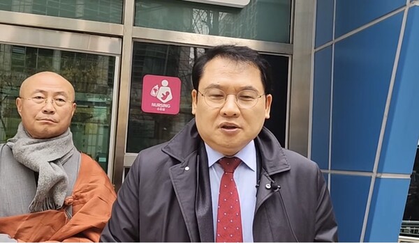 강신업 변호사가 21일 서울 종로구 서울지방경찰청에 장경태 더불어민주당 의원에 대한 고발장을 제출했다.(사진=유튜브채널 강신업TV 갈무리)