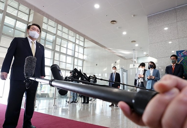 윤석열 대통령이 18일 오전 서울 용산 대통령실 청사로 출근, 기자들과 질의응답을 하고 있다 (사진=연합뉴스)