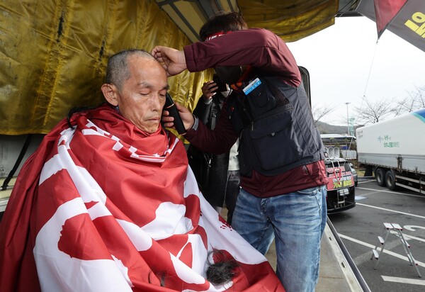 화물연대 파업 엿새째인 29일 오후 경기도 의왕시 내륙컨테이너기지(ICD) 인근 화물연대 서울경기지역본부에서 열린 총파업 투쟁 승리 결의대회에서 이봉주 화물연대 위원장이 삭발하고 있다. (사진=연합뉴스)