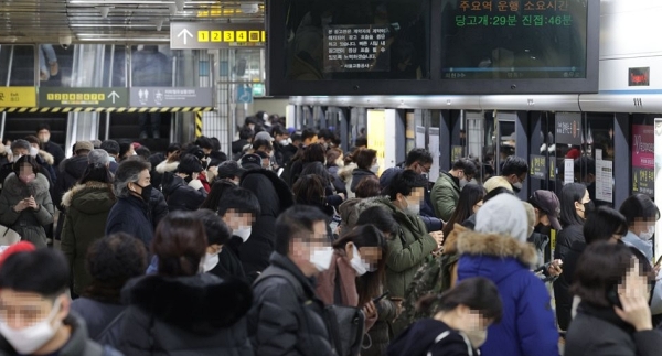 서울교통공사 노동조합이 파업에 돌입한 11월 30일 서울 지하철 4호선 충무로역 승강장에서 승객들이 열차를 기다리고 있다. (사진=연합뉴스)