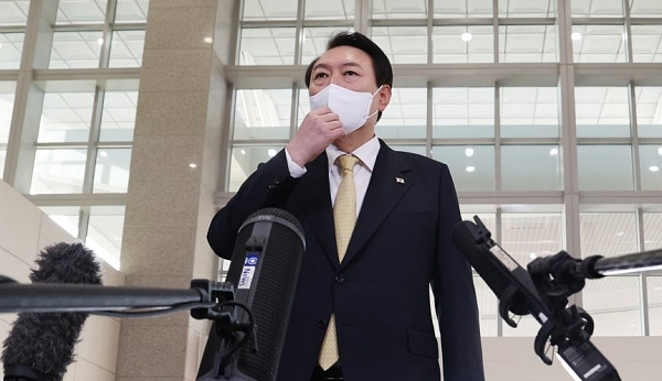 윤석열 대통령이 지난달 18일 오전 서울 용산 대통령실 청사로 출근, 기자들과 질의응답을 하는 모습(사진=연합뉴스)