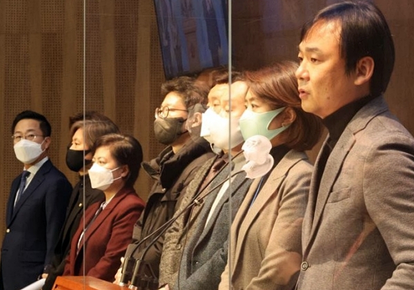 전국언론노동조합(언론노조) 윤창현 위원장이 5일 국회 소통관에서 방송법 개정에 대한 입장을 발표하고 있다. 이날 기자회견에는 방송기자연합회, PD연합회, 방송기술인연합회, 영상기자협회 등의 대표자들이 참석해 입장을 밝혔다. (사진=연합뉴스) 