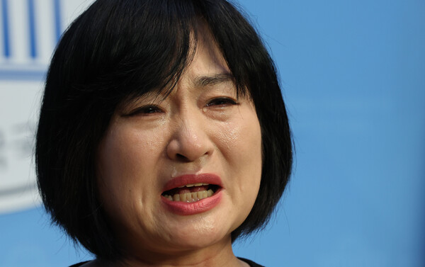 13일 오전 서울 여의도 국회 소통관에서 열린 '10.29 이태원참사 유가족협의회의 국정조사 촉구 기자회견'에서 고 이지한 씨의 어머니인 조미은 씨가 눈물을 흘리며 발언하고 있다(사진= 연합뉴스)