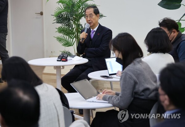 한덕수 국무총리가 15일 정부서울청사에서 출입 기자들과 만나 백브리핑을 하고 있다.(사진=연합뉴스)