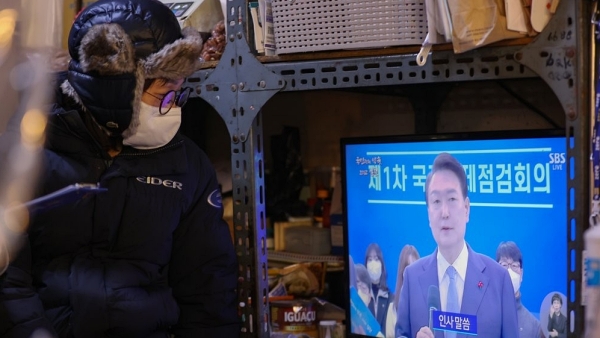 윤석열 대통령 주재로 제1차 국정과제점검회의가 열리는 15일 오후 서울 마포구 망원시장에서 한 상인이 중계방송으로 회의를 시청하고 있다(사진=연합뉴스)