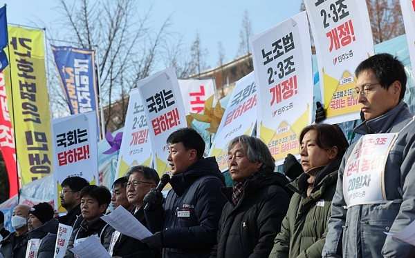 '노조법 2·3조 개정운동본부' 공동대표단은 19일 서울 여의도 국회 앞에서 기자회견을 열고 단식 농성 돌입을 선포했다 (사진=연합뉴스)