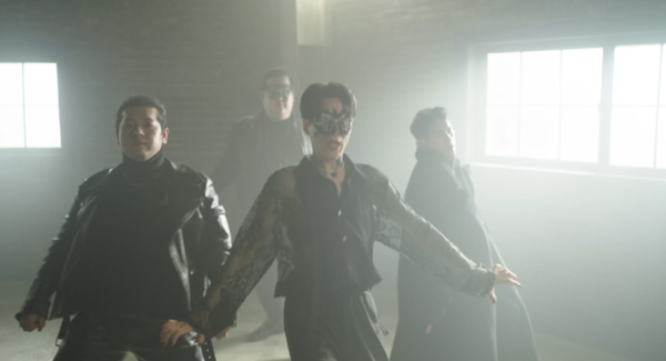 라이오네시스 'It's OK to be me' 뮤직비디오 갈무리