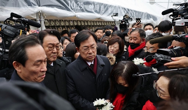 이태원 참사 국정조사특별위원들이 21일 서울 용산구 녹사평역 희생자 시민분향소에서 조문한 뒤 유가족들과 대화하고 있다.