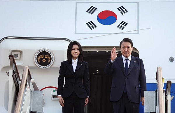 윤석열 대통령과 김건희 여사가 11일 오전 아세안(ASEAN·동남아국가연합) 관련 정상회의 및 주요20개국(G20) 정상회의 등 다자회의 참석을 위해 성남 서울공항에서 공군 1호기에 탑승하면서 인사하고 있다 (사진=대통령실 홈페이지)