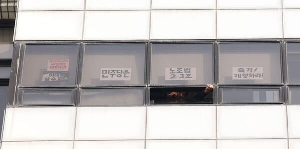 26일 오전 전국민주노동조합총연맹(민주노총) 관계자들이 '노란봉투법'으로 불리는 노조법(노동조합 및 노동관계조정법) 2·3조 개정을 요구하며 점거 농성 중인 서울 여의도 민주당사에서 대우조선해양 하청업체 노동자 유최안 씨가 주먹을 쥐어보이고 있다.(사진=연합뉴스)