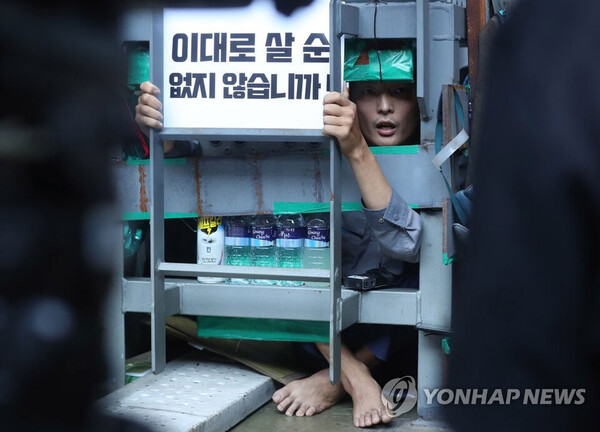 7월 19일 오후 경남 거제시 아주동 대우조선해양 옥포조선소 파업 현장 내 독 화물창 바닥에 가로, 세로, 높이 각 1ｍ 철 구조물 안에서 농성 중인 유최안 금속노조 거제통영고성 조선하청지회 부지회장이 취재진과 대화하고 있다. Ⓒ연합뉴스