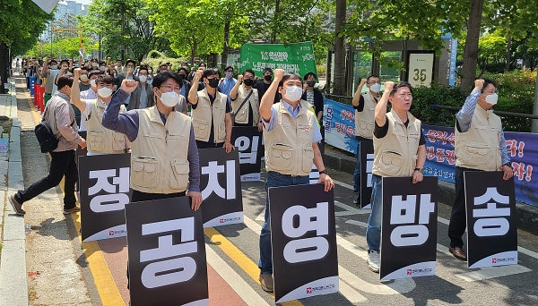 지난 5월 11일 서울 여의도 국회 앞에서 6개 언론현업단체가 '공영방송 정치독립 입법 총력집회'를 진행하는 모습 (사진=미디어스)