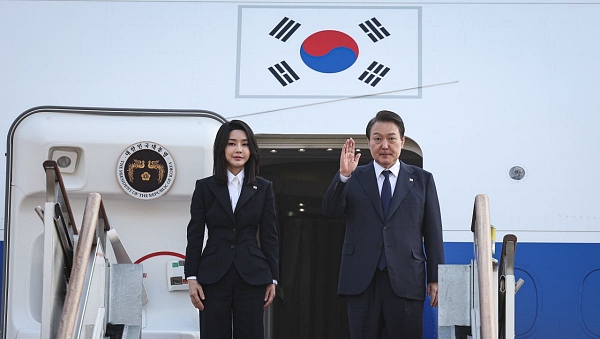 윤석열 대통령과 김건희 여사가 지난해 11월 아세안(ASEAN·동남아국가연합) 관련 정상회의 및 주요20개국(G20) 정상회의 등 다자회의 참석을 위해 성남 서울공항에서 공군 1호기에 탑승하면서 인사하는 모습 (사진=대통령실 홈페이지)