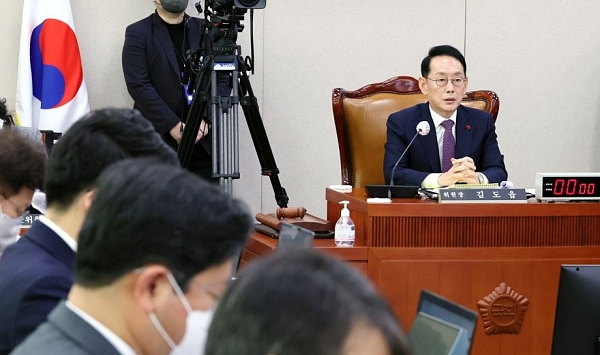 16일 오전 국회 법제사법위원회에서 열린 전체회의에서 김도읍 위원장이 발언하고 있다 (사진=연합뉴스)