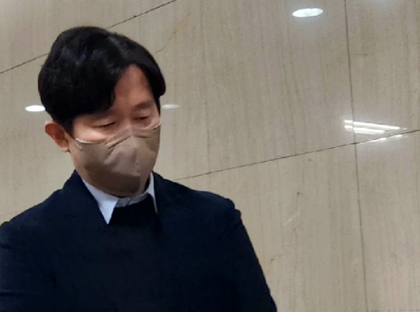 TBS 사장 후보자인 정태익 전 SBS 라디오센터장이 지난 13일  서울 중구 프레스센터에서 열린 정책설명회에 참석하기 위해 이동하고 있다 (사진=미디어스)