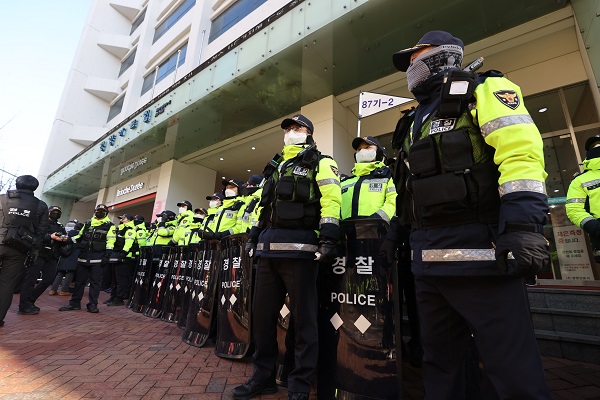 18일 오전 경찰들이 국정원 압수수색이 이루어지고 있는 서울 중구 전국민주노동조합총연맹(민주노총) 서울 사무실 앞 통행을 통제하고 있다.(사진=연합뉴스)