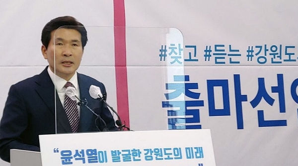 지난해 3월 황상무 전 KBS 앵커가 강원도청 브리핑룸에서 강원지사 출마 선언을 하는 모습 (사진=연합뉴스)