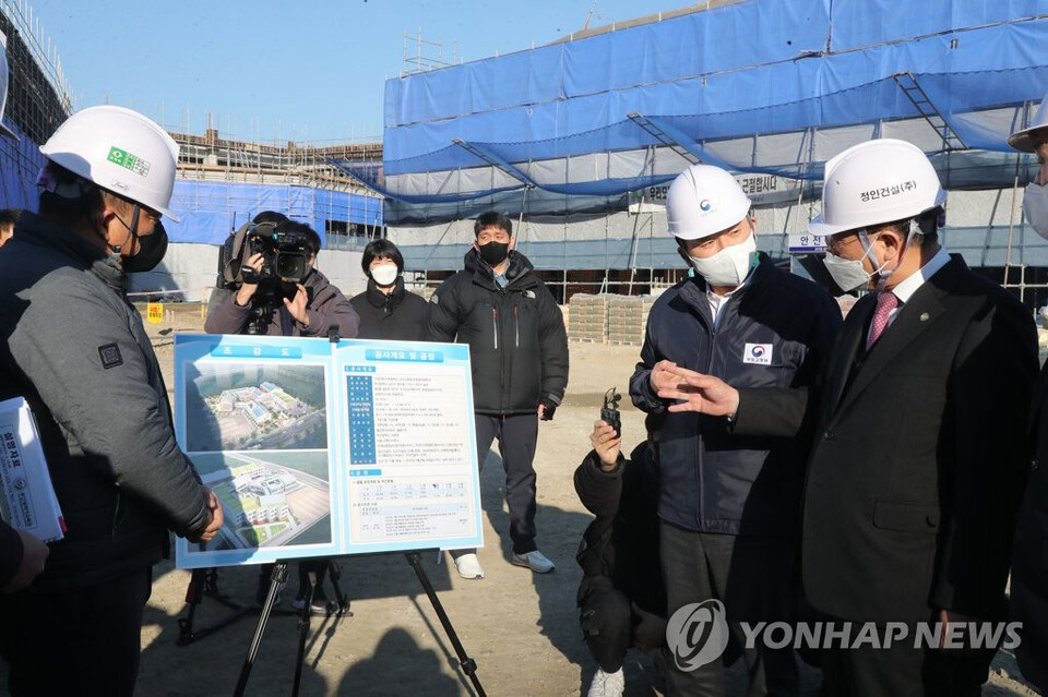 원희룡 국토교통부 장관이 12일 부산 강서구 명문초등학교에서 공사 현장을 점검하고 있다. Ⓒ연합뉴스