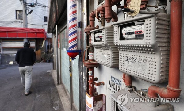 전국적으로 강추위가 찾아오며 난방비 급등 우려가 커지고 있는 가운데 24일 서울 시내 한 주택 가스계량기 모습.(연합뉴스) 