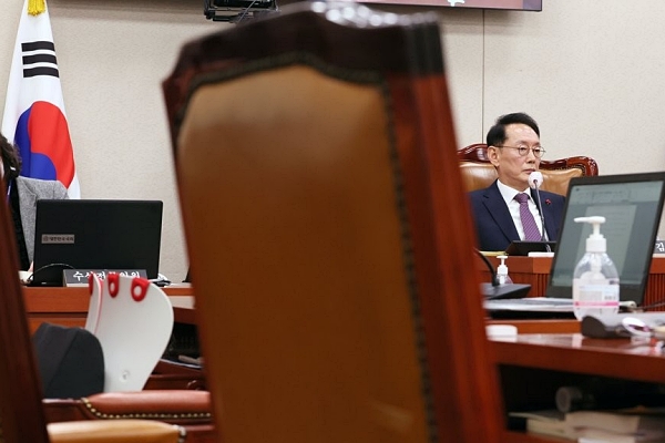 지난 16일 국회 법제사법위원회 전체회의에서 더불어민주당 위원들은 김도읍 위원장에게 항의하며 회의장을 떠났다. 김도읍 위원장과 국민의힘 위원들은 본회의 부의가 예고된 쟁점 법안들을 제2소위원회로 회부했다.  (사진=연합뉴스)