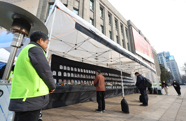7일 오전 서울광장에 마련된 10·29 이태원 참사 희생자 합동분향소를 찾은 시민이 조문하고 있다.(사진=연합뉴스)