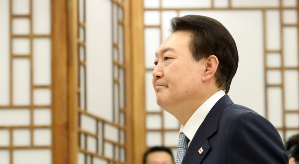 윤석열 대통령이 8일 서울 용산 대통령실 청사에서 유홍림 서울대학교 총장과 김영미 저출산·고령사회위원회 부위원장에게 각각 임명장과 위촉장을 수여한 뒤 퇴장하고 있다.(사진=연합뉴스)