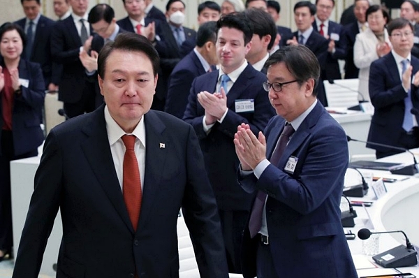 윤석열 대통령이 지난달 30일 청와대 영빈관에서 열린 금융위원회 업무보고에 입장하고 있다(사진=연합뉴스)