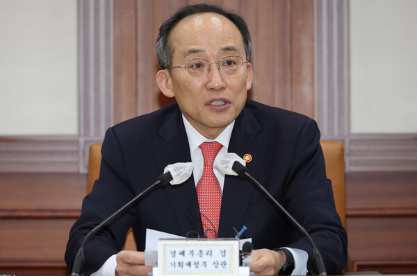 추경호 부총리 겸 기재부 장관이 10일 정부서울청사에서 열린 경제 규제혁신 TF회의를 주재하며 발언하고 있다.(사진=연합뉴스)