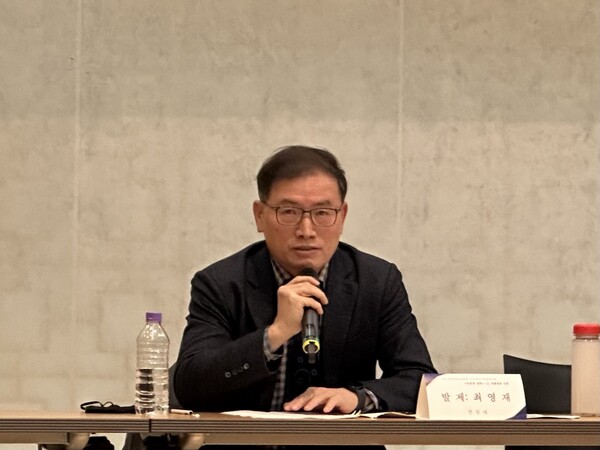 최영재 한림대 저널리즘스쿨 교수가 24일 서울 목동 한국방송회관에서 열린 '대통령과 언론' 세미나에서 발언을 하고 있다.(사진=미디어스)