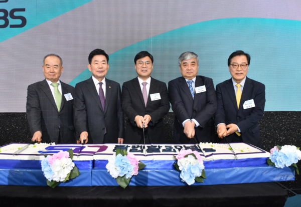 (왼쪽부터) 남영진 KBS 이사장, 김진표 국회의장, 김의철 사장, 한상혁 방통위 위원장, 최경진 KBS 시청자위원회 위원장 (사진=KBS)