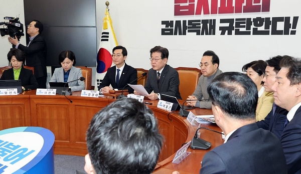 3일 오전 국회에서 열린 더불어민주당 최고위원회의 (사진=연합뉴스)