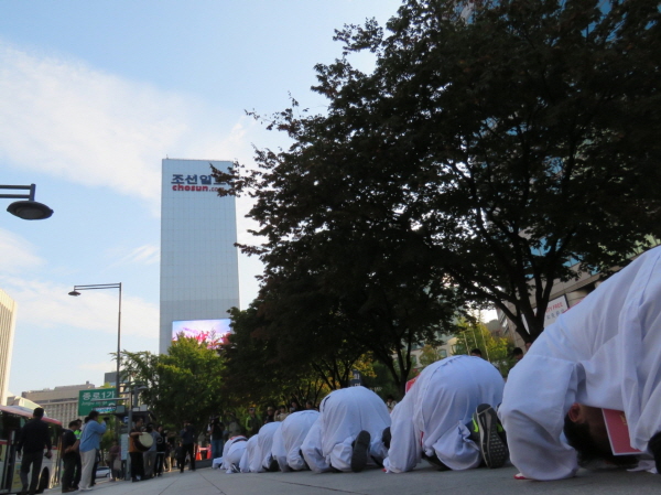 동아투위·조선투위·시민사회단체들이 동아일보에서 코리아나호텔까지 삼보일배를 하고 있다. 뒤로 보이는 곳은 조선일보 관계사인 코리아나호텔이다 (사진=미디어스)