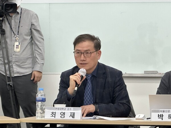 7일 열린 '2023년, 대한민국의 언론자유를 다시 말하다' 토론회에서 최영재 한림대 미디어스쿨 교수가 발제를 하고 있다.(사진=미디어스)