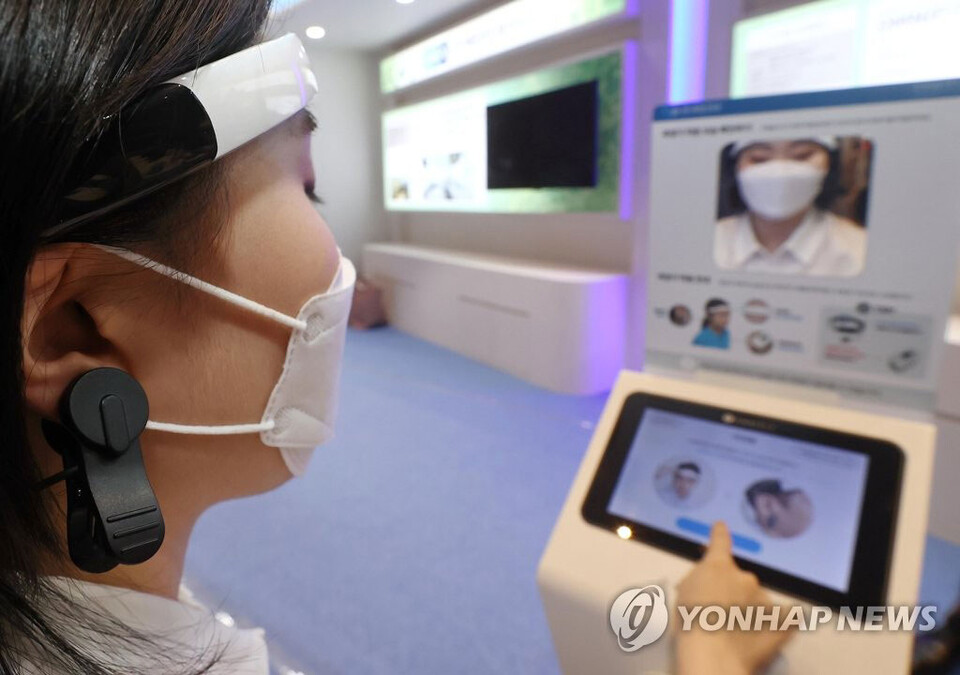 2022년 3월 서울 강남구 코엑스에서 열린 '국제의료기기·병원설비전시회'(KiMES) 전시장에 마련된 디지털 헬스케어 홍보관에서 관계자가 스트레스 지수 측정기를 시연하고 있다. Ⓒ연합뉴스