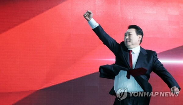8일 경기 고양 일산 킨텍스에서 열린 국민의힘 전당대회에서 윤석열 대통령이 어퍼컷 세리모니를 하고 있다. (사진=연합뉴스)