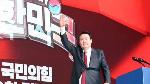 윤석열 대통령이 8일 경기도 고양시 킨텍스에서 열린 국민의힘 제3차 전당대회에서 축사를 마친 뒤 인사하고 있다 (사진=연합뉴스)