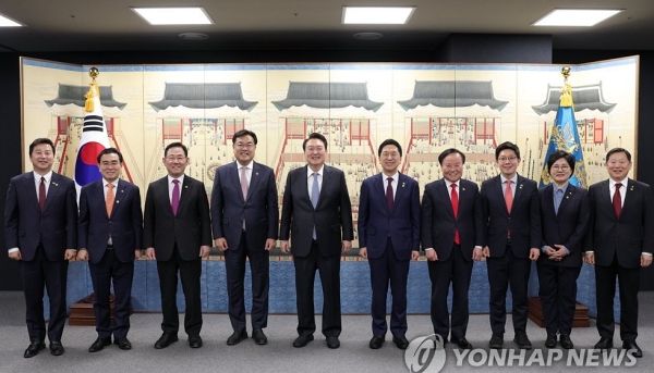 윤석열 대통령이 13일 오후 서울 용산 대통령실 청사에서 열린 국민의힘 신임 지도부 초청 만찬에서 김기현 대표 등과 기념촬영을 하고 있다 (사진=연합뉴스)