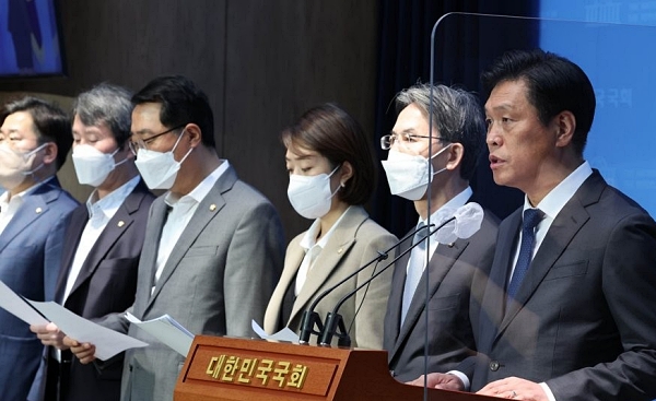 국회 과학기술정보방송통신위원회 소속 간사인 조승래 의원이 지난해 11월 24일 국회 소통관에서 공영방송 지배구조 개선법 