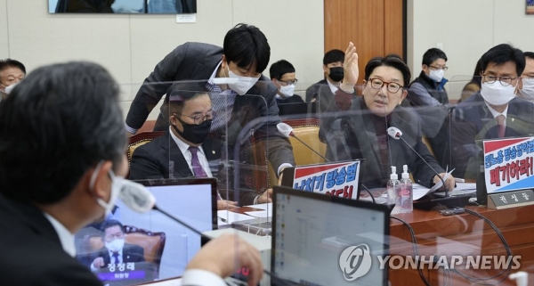 국민의힘 권성동 의원과 정청래 국회 과학기술정보방송통신위원회 위원장이 지난해 12월 1일 오후 서울 여의도 국회에서 열린 과학기술정보방송통신위원회 전체회의에서 방송법 개정안 처리와 관련해 설전을 벌이고 있다.