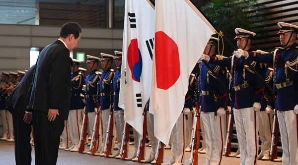 윤석열 대통령이 16일 오후 일본 도쿄 총리 관저에서 기시다 후미오 총리와 의장대 사열을 하며 양국 국기에 예를 갖추고 있다 (사진=연합뉴스)