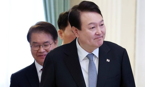 윤석열 대통령이 14일 청와대 영빈관에서 열린 일자리창출 우수기업 최고경영자(CEO)초청 오찬에 이정식 고용노동부 장관과 함께 입장하고 있다 (사진=연합뉴스)