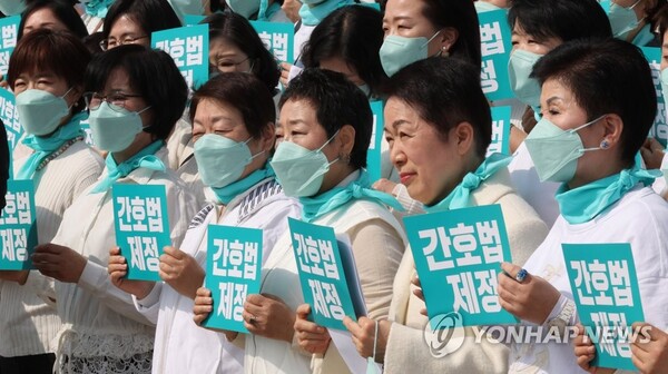 노인 돌봄 폐해에 대한 개선 방법으로 간호법 제정이 시급함을 알리는 민트천사캠페인 민심대장정 발대식이 22일 오전 서울 여의도 국회 본관 앞에서 대한간호협회와 간호법 제정 추진 범국민운동본부 주관으로 열리고 있다.(연합뉴스) 