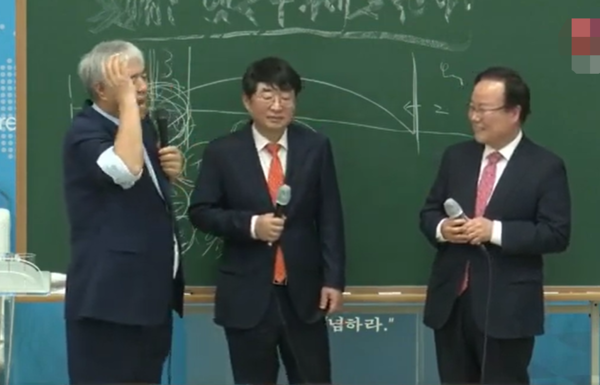 지난 12일 전광훈 목사(왼쪽)의 사랑제일교회 주일예배에 김재원 국민의힘 수석최고위원(오른쪽)이 참석했다. 가운데는 유튜버 신혜식 씨. (사진=유튜브 캡처)