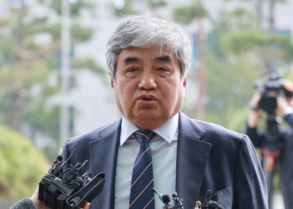 한상혁 방송통신위원장이 22일 오전 도봉구 서울 북부지방검찰청에 TV조선 재승인 고의감점 의혹과 관련해 검찰 조사를 받기 위해 들어가고 있다 (사진=연합뉴스)