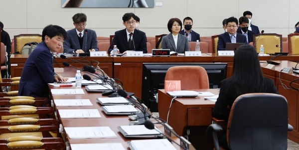 28일 국회 과학기술정보방송통신위원회에서 열린 방송·미래산업·디지털포용 관련 법안 제정에 대한 공청회. 국민의힘 의원들 좌석이 비어있다. (사진=연합뉴스)