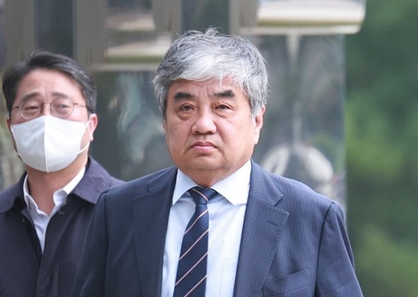 한상혁 방송통신위원회 위원장이 22일 오전 도봉구 서울북부지방검찰청에 TV조선 재승인 고의감점 의혹과 관련해 검찰 조사를 받기 위해 들어가고 있다 (사진=연합뉴스)