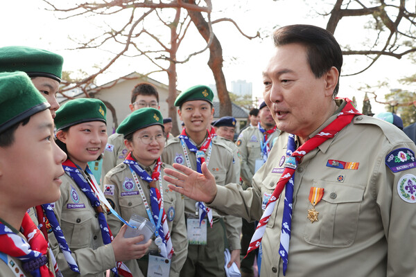 윤석열 대통령이 29일 오후 서울 용산 대통령실 청사 정원에서 열린 한국스카우트연맹 명예총재 추대식에서 스카우트 대원들과 대화하고 있다.(사진=연합뉴스)