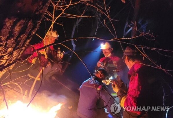 지난달 30일 밤 소방대원들이 제천 봉화산 산불을 진화하고 있다. (사진=연합뉴스)